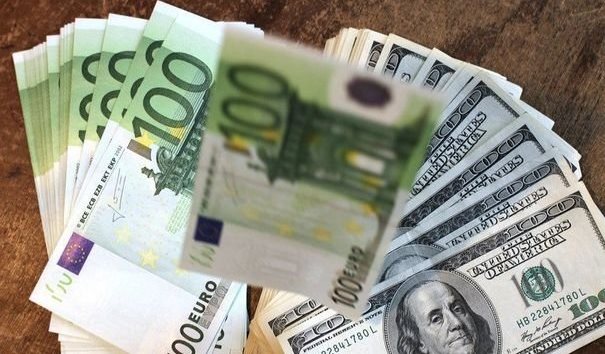 Bie euro & dollari, emigrantet dhe turistet sjellin dobesimin e monedhes